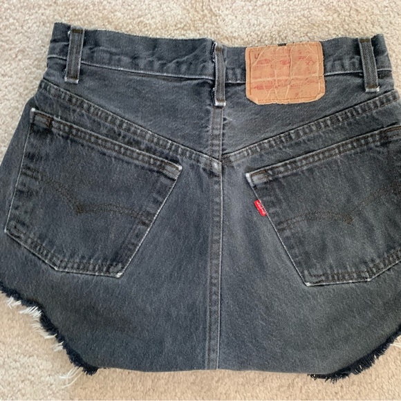 Vintage Levi’s Grey Denim High-waisted Shorts Sz 25 - Picture 2 of 3